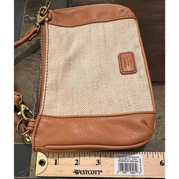 Fossil Crossbody‎ bag. Tan Creme. Zip closure. Lined pockets. Detachable strap - Picture 6 of 7